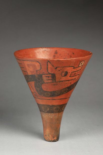 null Vase conique en céramique polychrome à décor d'animal fantastique 

Pérou, NASZCA...