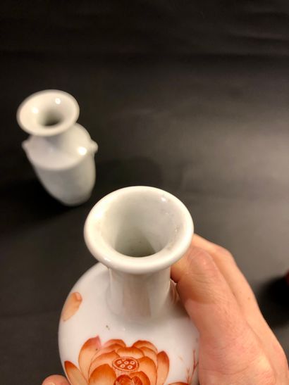 null Trois vases en porcelaine, l’un de forme oblongue émaillé sang de boeuf, un...