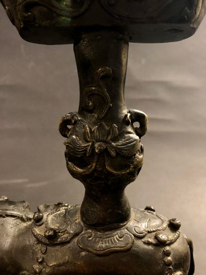 null Bougeoir en bronze, reprenant la forme d’un éléphant harnaché portant un vase...