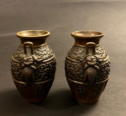 null Paire de petits vases en bronze, à décor de lotus et rinceaux et cigales stylisées,...
