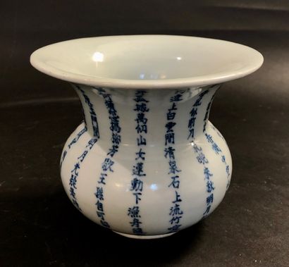 Vase crachoir porcelaine bleu blanc, à décor...