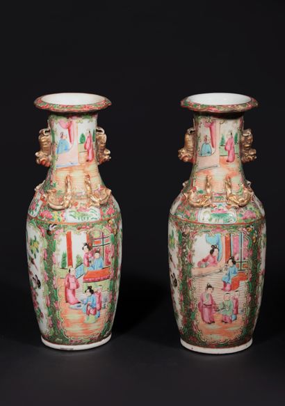 null Paire de vases en porcelaine et émaux de la famille rose, à décor de scènes...