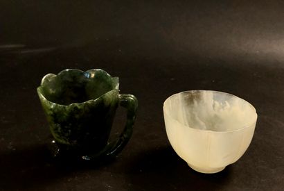 null Deux petits sorbets floriformes, l’un en jade céladon, l’autre en jade vert...