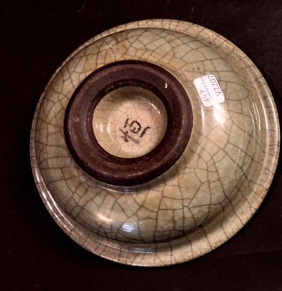 null Coupe en céramique émaillé céladon craquelé de type Ge. 

Chine, période Qing,...