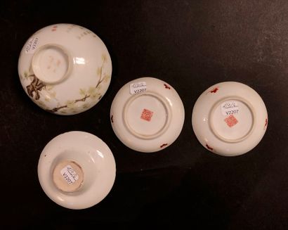 null Lot comprenant, une paire de coupes en porcelaine et émaux de la famille rose,...