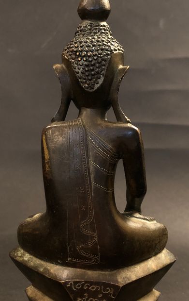 null Sujet en bronze, représentant le Bouddha assis en méditation, les mains en bhumisparsa...