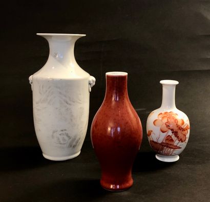 Trois vases en porcelaine, l’un de forme...