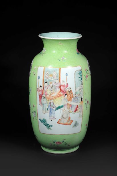 null Vase balustre en porcelaine, à décor en médaillons de la famille rose reposant...