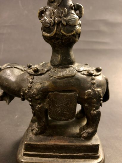 null Bougeoir en bronze, reprenant la forme d’un éléphant harnaché portant un vase...