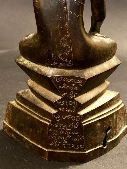 null Sujet en bronze, représentant le Bouddha assis en méditation, les mains en bhumisparsa...