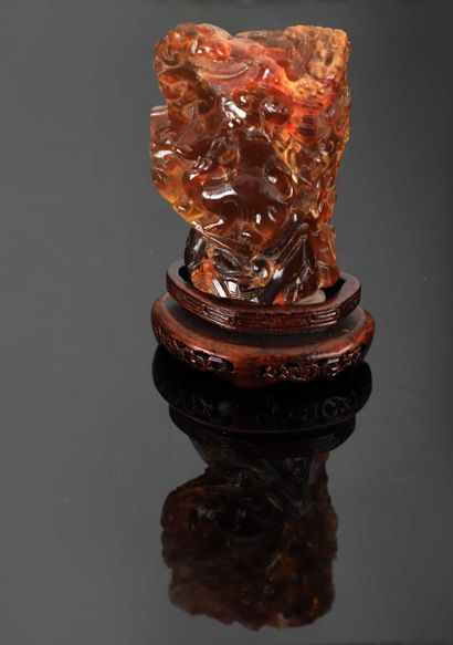 null Sujet en ambre, représentant un Qilin, un dragon et une carpe. 

Chine, XIXe...