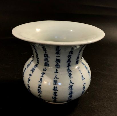 null Vase crachoir porcelaine bleu blanc, à décor de calligraphies. Marque Buu Châu...