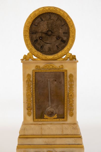 null Mantelpiece clock with striking at the half-hour mark, in alabaster with a Réaumur...