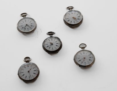 null Cinq montres de col en argent avec fond décoré ou guilloché.