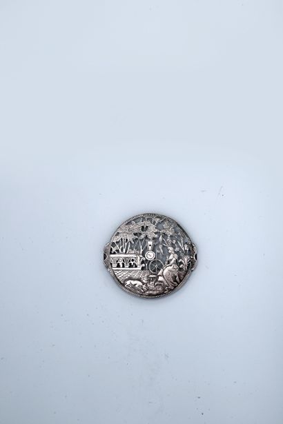  Grand coq (44mm x 48mm) en argent ajouré et gravé représentant une femme sur une...