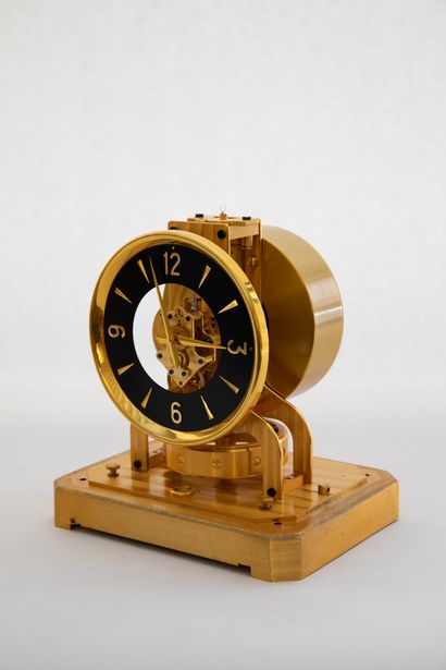  Mantel clock 'Atmos' signed 'Atmos Jaeger-Le Coultre', circa 1975. 
Gilded brass...