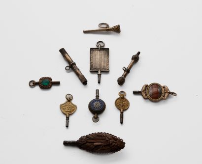 Dix clés diverses (sertie de pierre, émaillée, bois, cylindre, plaques).