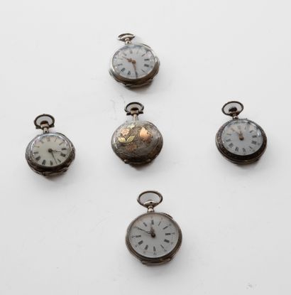 null Cinq montres de col en argent avec fond décoré et guilloché.