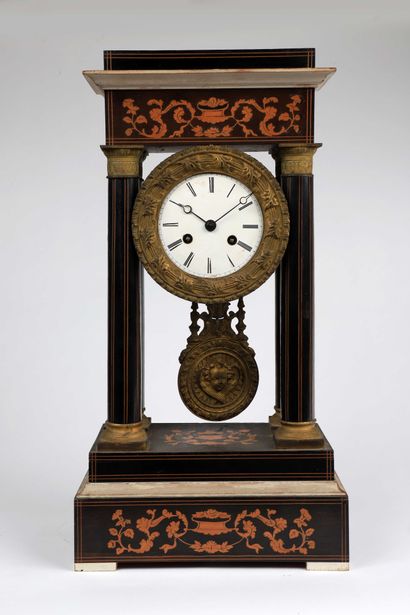  Portico clock with wood marquetry, circa 1830 
H : 51 cm
