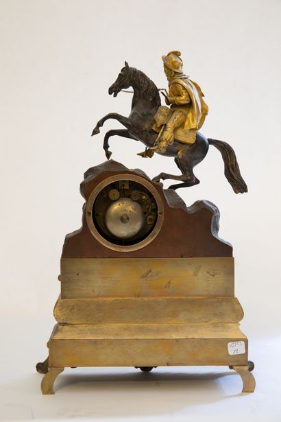  Pendule de cheminée ‘Le Cavalier’ en bronze et laiton patiné et doré signée (cadran)...