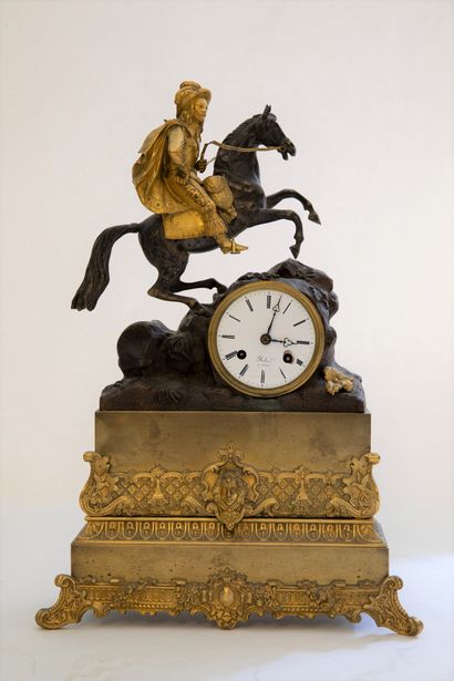 null Pendule de cheminée ‘Le Cavalier’ en bronze et laiton patiné et doré signée...