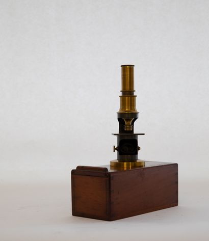 null Small student microscope signed 'Maison de l'In[génieu]r Chevallier opticien,...