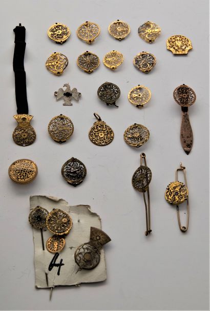  15 coqs de montres, plusieurs montés en bijou (clip, pendant, boutonnière, broche),...