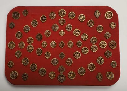  Soixante-quinze coqs de montre français ; montés sur une plaque en bois recouverte...