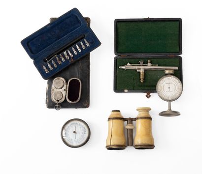 null Lot of various instruments including a spherometer, a coin holder, a holosteric...