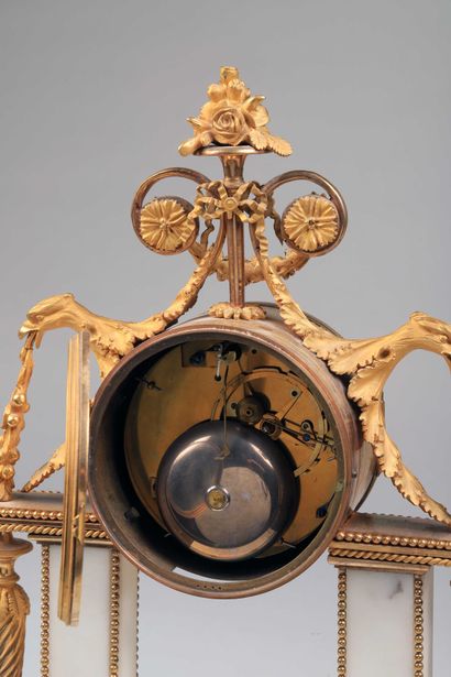  Pendule de cheminée à sonnerie au passage des heures et demi signée (cadran), ‘Robinet...