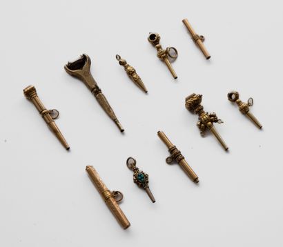  Dix clés en or (cylindre, trompette, sertie de pierre, ‘Breguet’. Pb. 44gr.