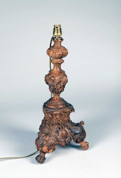 Pied de lampe en bois anciennement doré 
Décor...