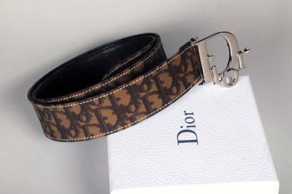 null Christian DIOR 

Ceinture en cuir Dior Oblique brun, boucle en métal argenté....