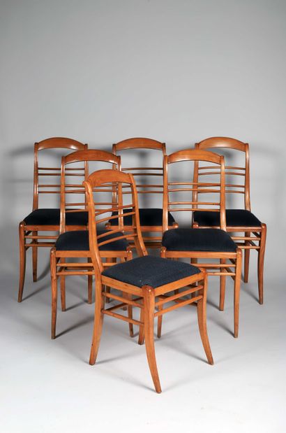 null Suite de six petites chaises volantes en merisier

Quatre pieds arqués réunis...