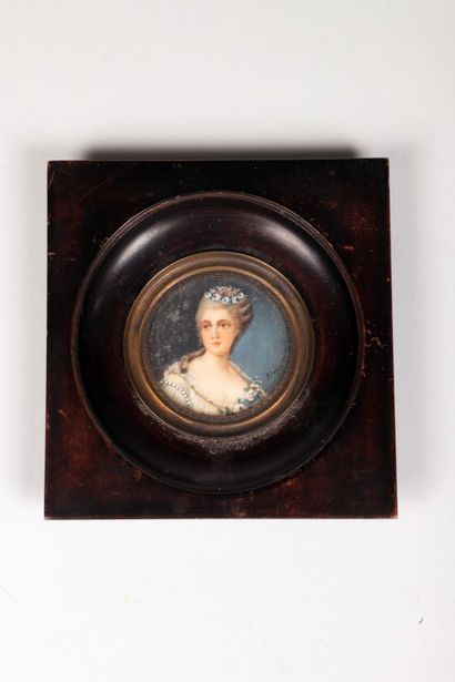  Miniature sur papier 
Femme élégante en buste copie du XVIIIème siècle réalisée...
