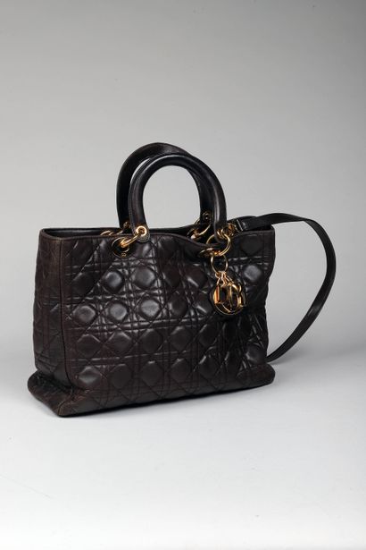 null Christian DIOR

Sac Lady Dior en cuir Cannage marron, charms D.I.O.R en métal...