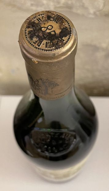 null 1 bouteille Château HAUT BRION - 1er GCC Graves 1985 (Etiquette légèrement abîmées...