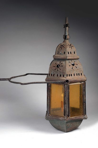 Rare lanterne vénitienne en tôle ajourée...