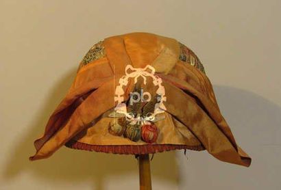 ANONYME, circa 1920 CHAPEAU cloche en paille recouverte d'un galon façonné à motifs...