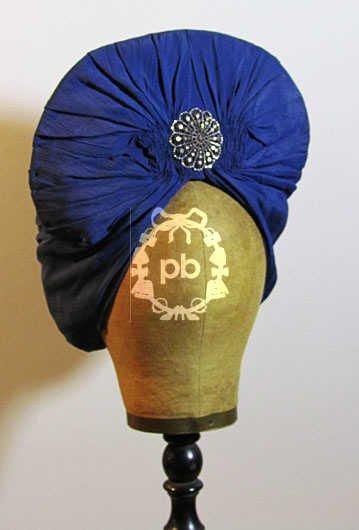 ANONYME, circa 1940/45 TURBAN en crêpe bleu nattier orné d'un motif estampé en a...