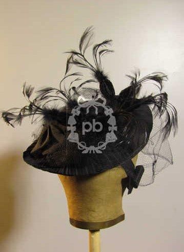 Suzanne TALBOT, circa 1935/38 CHAPEAU plat en soie noire à bord plissé orné de motifs...