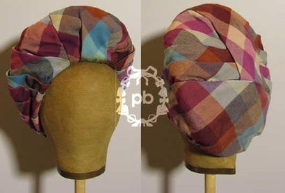 ANONYME, circa 1940 TURBAN drapé en lainage à carreaux multicolores