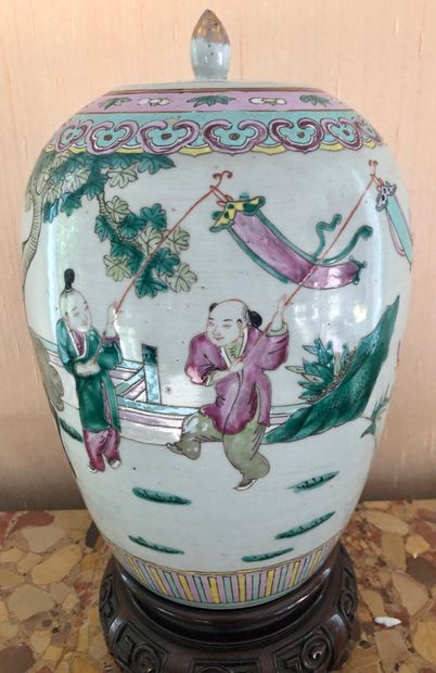 null Un pot à gingembre en porcelaine de Chine de la Famille rose

Décor tournant...