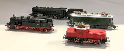 null MARKLIN - HO

Lot de 5 locomotives : un train auto-moteur rouge, beige et noir...