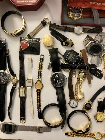null Important lot de montres fantaisie à quartz essentiellement: montres de dame...