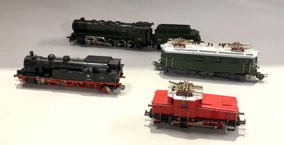 null MARKLIN - HO

Lot de 5 locomotives : un train auto-moteur rouge, beige et noir...