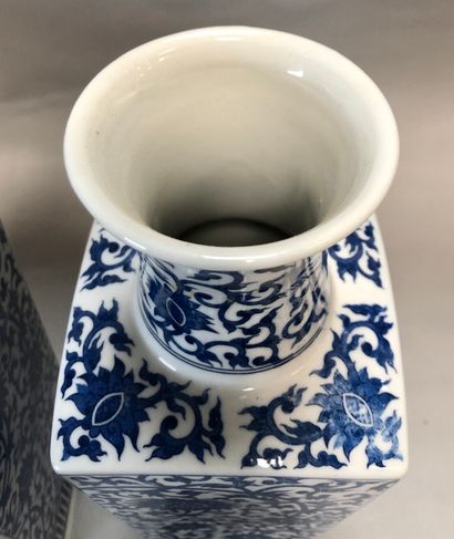 null Paire de vases en porcelaine à décor bleu-blanc 

Japon, Xxème siècle 

H. :...