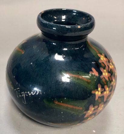 null SISPA, modèle n°231

Petit vase de forme boule à décor émaillé de chardons 

Signé...