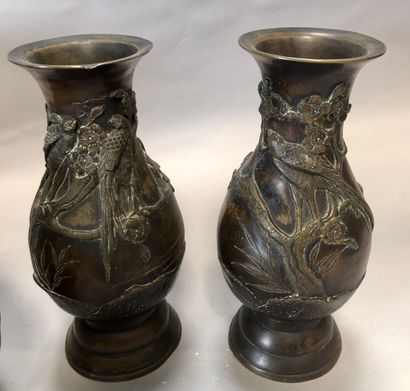 null Paire de vases en bronze à patine médaille à décor en semi relief de volatiles...