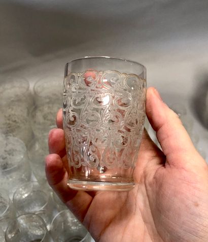 null VERRERIE

BACCARAT, modèle GOUVIEUX 

Partie de service de verres en cristal...